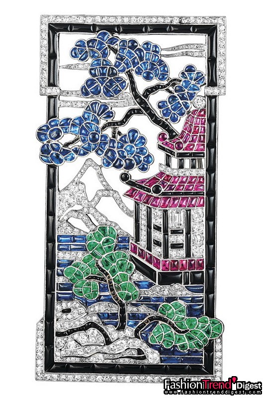 搜奇之师：Japanese Garden链坠胸针<br>
铂金、缟玛瑙、蓝宝石、绿宝石、红宝石及钻石，1924年<br>
<br>
以梦中向往的遥远国度为主题的珠宝及艺术品中，以这枚穿越时空、直指东方文明的Pagoda彩色链坠胸针为翘楚。它是1920及30年代非常流行的东方风格的典型代表。<br>
<br>
这枚胸针是Van Cleef & Arpels 梵克雅宝1937年为古希腊及罗马艺术鉴赏家 Stathatos 创作的，原为长项链上的链坠。<br>
<br>
长方形铂金胸针上凝韵了海滨一景，镶有蓝宝石、绿宝石、红宝石和钻石的树木与红宝石和缟玛瑙勾勒出的塔楼交织成一片绮丽的风景，并嵌于特别切割的缟玛瑙宝石画框中。<br>
<br>
作品完美展现了 Van Cleef & Arpels 梵克雅宝纯粹的艺术美感和永恒的奢华魅力。<br>
<br>
私人藏品 