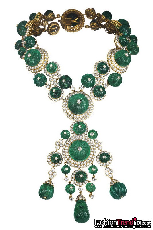 搜奇之师：Indian项链<br>
黄金、刻纹绿宝石及钻石，1971年<br>
<br>
原属印度阿迦汗王妃 Begum Aga Khan 的私人藏品。<br>
Salimah Aga Khan 公主原名 Sally Croker-Poole，1940年出生于印度英治王朝的末代，曾是模特儿的她于1969年下嫁Karim Aga Khan王子。二人居于法国，在萨丁尼亚 （Sardinia）享受夏天，冬天则安居圣莫里茨（Saint Moritz）。<br>
<br>
对于珠宝和艺术品，她拥有独到的鉴赏力，藏品珍贵独特，每件珠宝均以非凡宝石镶嵌，当中不乏以时尚手法演绎的传统东方式设计。这套于1971年创作的迷人珠宝就是个中的佼佼者，套装包括一串可分拆为两枚手镯的黄金项链，和一枚可拆分的链坠。作品镶嵌有刻面绿宝石珠及圆形切割钻石，745颗钻石共重达52克拉，44颗绿宝石则共重达478克拉。<br>
<br>
Van Cleef & Arpels 梵克雅宝典藏 