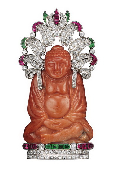 搜奇之师：Meditating Buddha胸针<br>
红珊瑚、白金、绿宝石、红宝石及钻石，1927年<br>
<br>
品牌于1920年代发展出更多元化的创作风格，除埃及和印度外，中国和日本的宗教象征亦成为品牌不断借鉴的创作主题。品牌以精湛的设计和工艺，打开亚洲文化的瑰丽大门。<br>
<br>
佛陀数十年来一直是品牌珍视的灵感之师。<br>
<br>
这枚Meditating Buddha胸针以红珊瑚雕成，底座和头饰设计成莲花模样，镶嵌绿宝石、红宝石和钻石。<br>
<br>
Van Cleef & Arpels 梵克雅宝典藏 