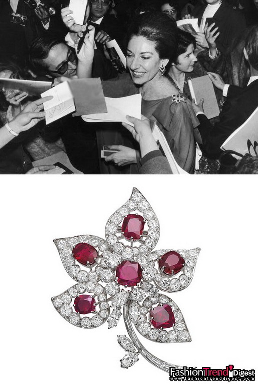 灵气之师：歌剧名伶玛莉亚•卡拉斯 (Maria Callas) 珍藏的红宝石花朵<br>
铂金、红宝石及钻石，1967年<br>
<br>
希腊传奇女高音玛莉亚•卡拉斯 (Maria Callas) 的独特魅力和超凡歌声令世人难忘。以优雅见称的她利用时装和珠宝营造迷人风格。玛莉亚•卡拉斯 (Maria Callas) 素爱珠宝，亦是品味超然的珠宝收藏家。<br>
<br>
"La Divina"(卡拉斯的昵称) 最爱 Van Cleef & Arpels 梵克雅宝的创作，总不放过每个造访品牌Place Vend&ocirc;me旺多姆广场22号店的机会。当她恋上希腊船王亨奥纳西斯 (Aristotle Onassis) 后，全情投入的她便为爱郎穿梭异地。奥纳西斯为表爱意亦向佳人送赠多款   Van Cleef & Arpels 梵克雅宝珍品。这位拥有一双迷人黑眸子的歌剧"女神"每次穿上长裙配衬Van Cleef & Arpels 梵克雅宝的瑰丽光采，总会艳惊四座。<br>
<br>
Van Cleef & Arpels 梵克雅宝为她特别设计过众多作品，当中包括一串以圆形钻石和珍珠镶嵌的Lion项链、一双钻石Cascade及Camellia耳环、一串镶嵌梨形钻石的瑰丽钻石项链、一枚于1967年创作，以钻石和缅甸红宝石镶嵌的五叶胸针。这枚著名的铂金胸针镶有椭圆枕形缅甸红宝石、圆形钻石、榄形钻石及长方形切割钻石。红宝石共重15.77克拉，而钻石则重16.35克拉。<br>
<br>
Van Cleef & Arpels 梵克雅宝典藏 