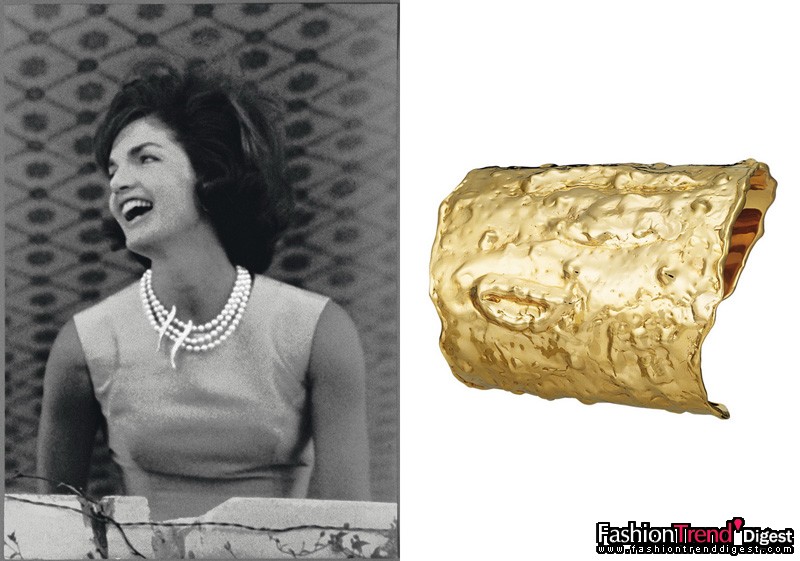 杰奎琳•肯尼迪•奥纳西斯(Jacqueline Kennedy Onassis)多次配戴的Etruscan手镯 (复制品)<br>
手锤黄金，1972年<br>
<br>
美国肯尼迪家族的神秘魅力不少源自约翰肯尼迪的法裔妻子——魅力非凡的杰奎琳•肯尼迪•奥纳西斯 (Jacqueline Kennedy Onassis)。她为美国"第一夫人"的形象添上年轻、优雅、聪慧和富有教养的迷人气质。她在不经意间流露出的时尚与雍容的风格令世界为之倾倒。无数女士仿效她的着装和造型。品味超然的她毫不费劲就将高级订制时装的华丽风格和典雅魅力完美融合。她是永远的时尚女神，是优美和璀璨的化身。<br>
<br>
杰奎琳在 Van Cleef & Arpels 梵克雅宝找到可与她匹配的优雅和瑰丽。自约翰•肯尼迪于1953年给未婚妻送上一枚Van Cleef & Arpels梵克雅宝钻石及绿宝石订婚指环后，这对眷侣即与品牌结下不解之缘。<br>
<br>
其后，杰奎琳购入Flame及Leaves胸针 (她在法国总统戴高乐 (charles de Gaulle) 设于凡尔赛宫的舞会中戴上两者)、一套珊瑚珠宝、一枚动人的Scarecrow胸针、以黄金丝编制而成的晚装手袋，及一枚于1972年设计的伊特鲁里亚风格不规则造型锤金手镯。<br>
杰奎琳的第二任丈夫——希腊造船业大亨奥纳西斯， 亦在20世纪60至70年代，即二人订婚至结婚期间，送给她无数Van Cleef & Arpels梵克雅宝的精品创作。当中包括一枚61.17克拉钻石及拱形绿宝石指环、一串印度风格Leaf and Flowers项链，和一双Leaf红宝石耳环。<br>
<br>
Van Cleef & Arpels 梵克雅宝典藏 