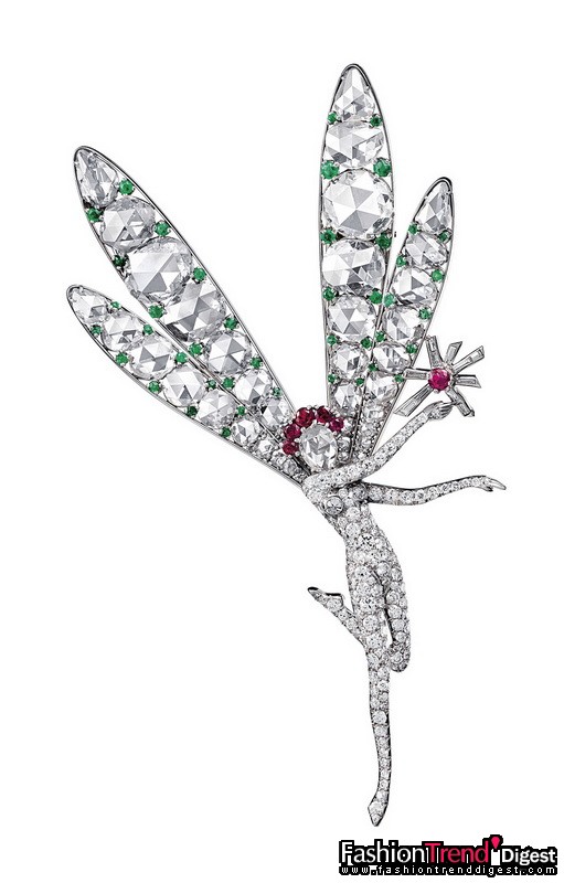 Barbara Hutton 于1940年代购自 Van Cleef & Arpels 梵克雅宝比弗利山专门店的  The Spirit of Beauty 仙女胸针<br>
铂金、红宝石、绿宝石及钻石，1944年<br>
<br>
大自然是Van Cleef & Arpels 梵克雅宝主要的创意泉源。它孕育了无数珍奇动植物，亦是富含诗意的魔幻生物如Fairies仙女流连忘返的舞台。<br>
<br>
由 Van Cleef & Arpels 梵克雅宝于1940年代创作的仙女系列充满感性诗意的气息和天真烂漫的趣味，是女性优雅妩媚与华丽璀璨的一次完美结合。仙女们精致典雅的魅力凝韵在活泼俏皮的身影中：有的淘气地歪着头，有的俏丽地挥动着魔法棒；还有的优雅地拍动蝉翼。天真与高贵并重的仙女占据着 Van Cleef & Arpels 梵克雅宝幻想世界里的魔法森林。<br>
<br>
这枚珍贵的Fairy胸针镶有圆形和玫瑰切割钻石、圆形切割红宝石及绿宝石，于1944年由 Barbara Hutton 在 Van Cleef & Arpels 梵克雅宝比弗利山专门店购入。Barbara Woolworth Hutton 生于1912年的纽约。她继承了百货业巨子Frank Winfield Woolworth的丰厚遗产，被称为「百万元宝贝」。Barbara一生都是镜头的焦点。她曾下嫁俄罗斯王子Prince Alexis Mdivani、Prince Troubetzkoy王子、丹麦的count Cort Revenlow伯爵及好莱坞著名男星加里•格兰特(Cary Grant)。<br>
<br>
她一生收藏大量珠宝珍品，无论是宝石的质量或设计的精巧均无出其右。其中最漂亮的Van Cleef & Arpels 梵克雅宝精品，当数一顶购于1967年的钻石头冠，这也是她最爱配戴的藏品之一。她甚至于晚上戴着头冠，以防不速之客一时认不出她就是那位举足轻重的奇女子。<br>
<br>
Van Cleef & Arpels 梵克雅宝典藏 