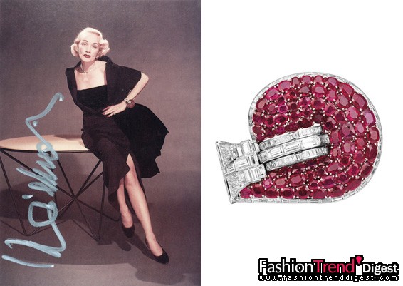 灵气之师：Jarretiere 手镯<br>
铂金、红宝石及钻石。由玛琳•黛德丽 (Marlene Dietrich) 委托制造，约1937年<br>
<br>
永远的玛琳•黛德丽 (Marlene Dietrich) 雍容魅惑，倾倒众生，是好莱坞最璀璨的银幕女王。她与两位最要好的朋友：Louis Arpels (Van Cleef & Arpels梵克雅宝创办人之一) 和著名德裔作家Erich Maria Remarque合力构思了这枚特大号Jarretière铂金镶嵌红宝石及钻石手镯，成为Van Cleef & Arpels 梵克雅宝1930年代的经典设计。<br>
<br>
三维设计的手镯以大圈环为主题，饰以圆形散射的多行枕形切割红宝石，围绕拱形环节及以长方形切割钻石铺镶的几何环节。<br>
<br>
此手镯在玛琳的生命中占有重要地位，曾伴随她出现在无数重要场合。她曾透露手镯是委托 Van Cleef & Arpels 梵克雅宝巴黎店制作的，这位电影中的「蓝天使」曾戴着它亮相阿尔弗雷德•希区柯克(Alfred Hitchcock) 于1950年取景伦敦拍摄的《欲海惊魂》。玛琳于剧中饰演一位支配欲极强的迷人音乐剧明星，因涉嫌谋杀丈夫被审判。<br>
<br>
这是她唯一不舍割爱的珠宝，现已成为其传家瑰宝。<br>
<br>
私人藏品 