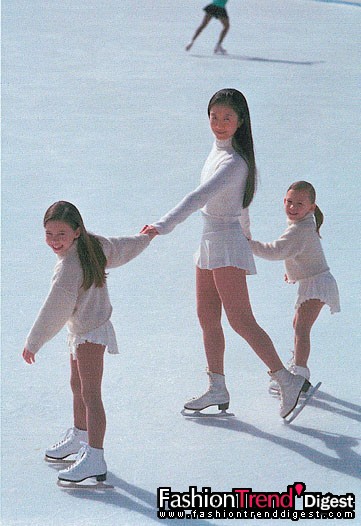 1月14日：Vera Wang 因设计花样滑冰表演服而入选美国花样滑冰名人堂。 图为以前Vera Wang与女儿们滑冰时的合影。 