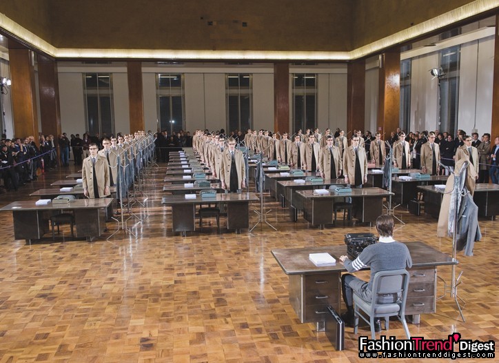 1月15日：Thom Browne在意大利佛罗伦萨男装展Pitti Uomo上让40名模特穿着统一的服装进行展示。图为当时的情景。 