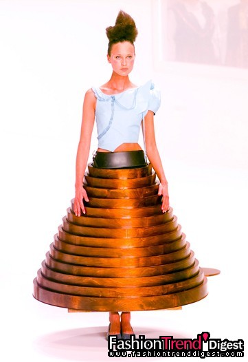 1月16日：年仅38岁的Hussein Chalayan就已准备在伦敦设计博物馆开设回顾展。前卫的设计比如桌子裙和LED灯管的设计，同时还有1993年他在圣马丁设计学院时的学生作业，打算展出前他都把这些衣服埋在后花园。该展览后来自1月22日起举办直至5月17日。图为他设计的桌子裙。 