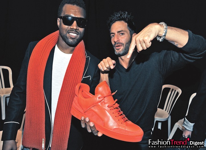1月23日：Marc Jacobs说Kanye West超爱运动鞋。这位说唱歌手兼时尚人士说他有400双运动鞋。他正在为Louis Vuitton设计单色运动鞋系列，灵感来自科幻电影《Dune》。图为Marc Jacobs和Kanye West。 