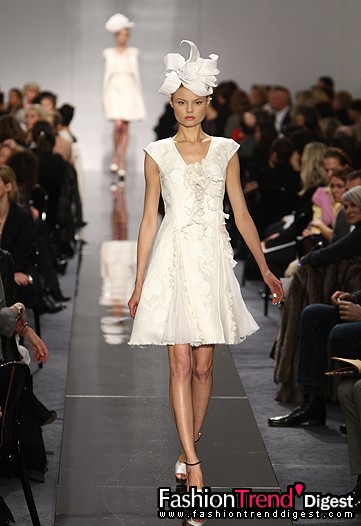 1月28日：Karl Lagerfeld选择头饰设计大师Katsuya Kamo为09春季高级定制设计手工纸质花卉头饰。图为Chanel 2009年春季高级定制秀场图。 