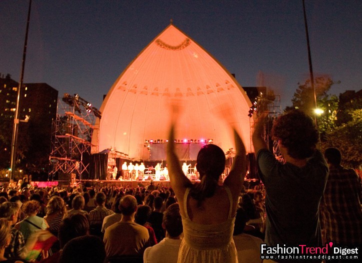 2月4日：市长Bloomberg宣布9月的2010纽约时装周改址至林肯中心Damrosch Park举办。图为林肯中心的Damrosch Park。 