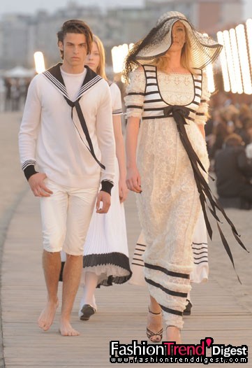 5月15日：空中飞人Karl Lagerfeld刚在威尼斯的Lido海滩展出Chanel早春系列，次日他又去莫斯科出席Paris-Moscow系列。图为Chanel的早春系列。 