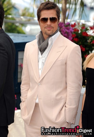 5月21日：Brad Pitt在戛纳电影节上差点遭遇时尚危机。他穿着Tom Ford的粉色西服套装，将灰色的羊绒围巾塞进衬衣。图为Brad Pitt。 