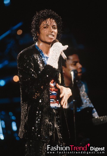 6月25日：一代巨星Michael Jackson陨落。他曾引领的风潮再一起被人们重拾。图为1984年Micheal Jackson的演出照片。 