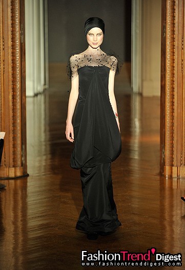 7月8日：面临破产危机的christian Lacroix展出了可能成为告别作的最后一场秀。图为2009秋christian Lacroix的高级定制。 