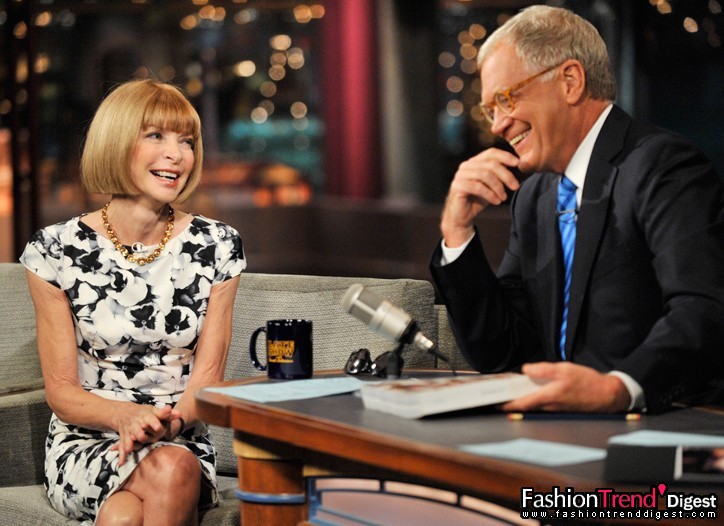 8月25日：Anna Wintour第一次登上了电视节目"The Late Show With David Letterman"讨论时尚话题。图为Anna Wintour和David Letterman。 