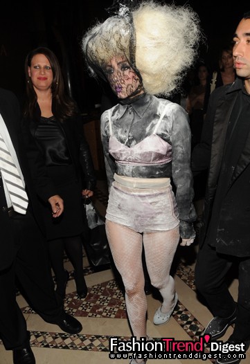 11月2日：ACE（Accessories Council Excellence）上Lady Gaga身穿Marc Jacobs的服饰并以黑纱罩头，成为大家关注的焦点。图为Lady Gaga在ACE颁奖礼上。 