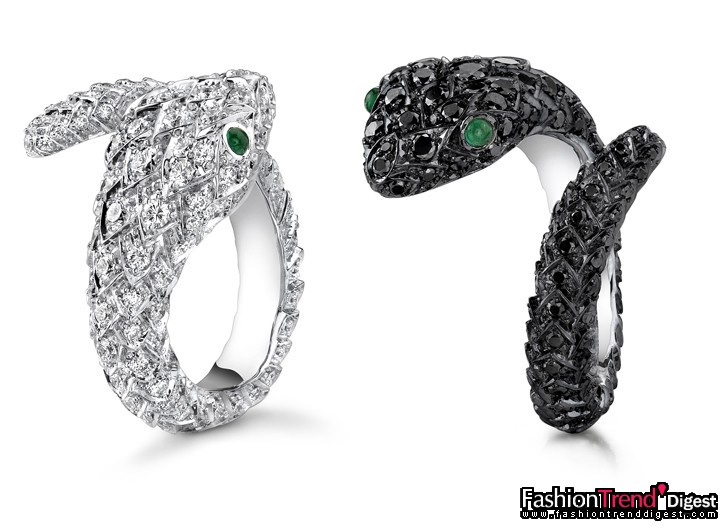 11月16日：尽管报纸上刊登出Angelina Jolie和Brad Pitt的分手消息，但二人看起来还是很恩爱，并且共同为Asprey设计了珠宝。图为他们设计的蛇形手环。 