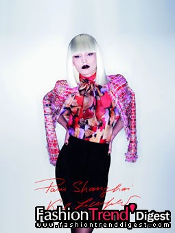 12月3日：Chanel在上海的首家旗舰店在半岛酒店揭幕。并且专门由高级手工作坊设计了巴黎-上海系列。图为Karl Lagerfeld拍摄的巴黎-上海系列服饰。 