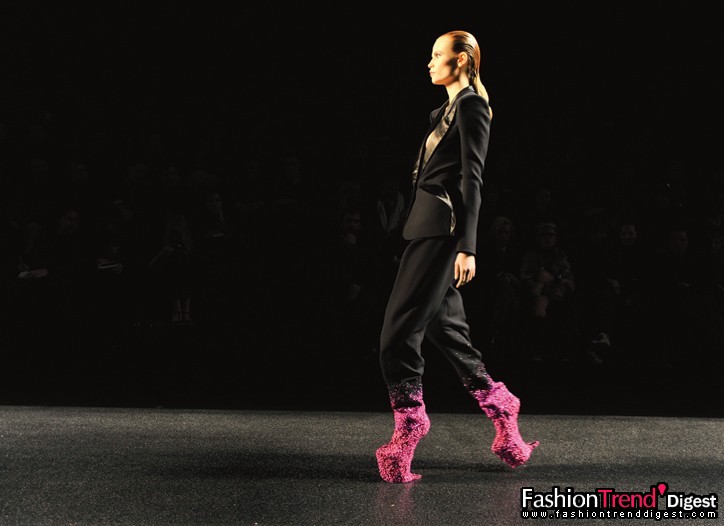 3月6日：Olivier Theyskens为Nina Ricci设计了最后一个系列。超高的无跟鞋让人惊奇。图为Olivier Theyskens设计的Nina Ricci 09秋冬系列。 