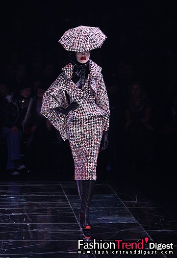 3月12日：Leigh Bowery式的嘴唇和超高的帽子，让Alexander McQueen的秋冬秀场脱颖而出。图为Alexander McQueen的09秋冬秀场图。 