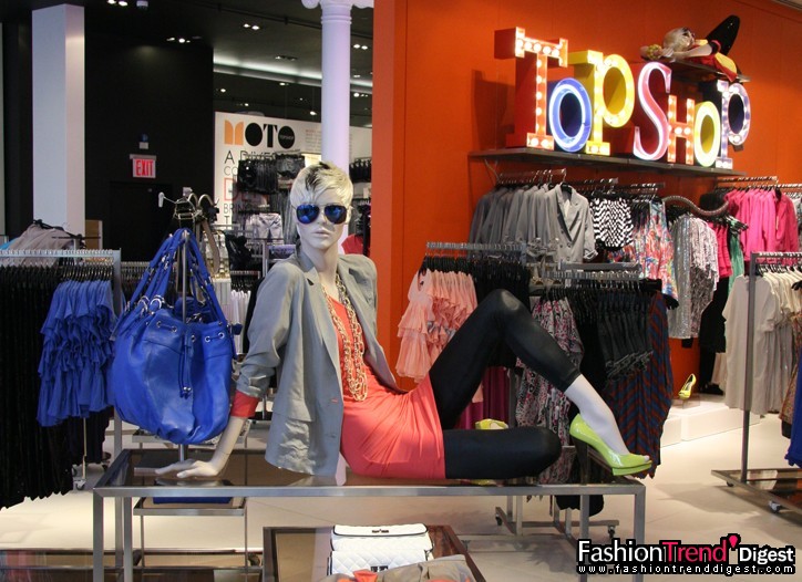 3月31日：Topshop在纽约SoHo开店，众多明星到场庆祝，有Kate Moss、Jay-Z 和Jennifer Lopez等。图为店内场景。 