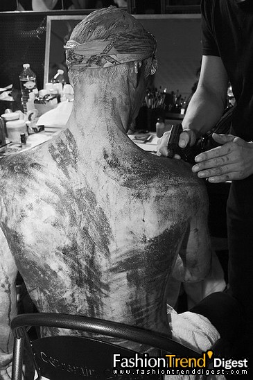 FTD-foto̽ӪJohn Galliano�㳡��̨��սʿ��