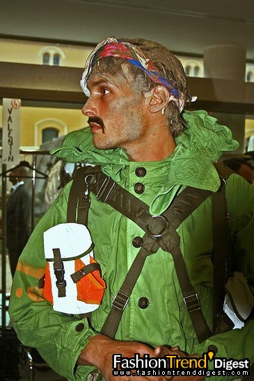 FTD-foto̽ӪJohn Galliano�㳡��̨��սʿ��