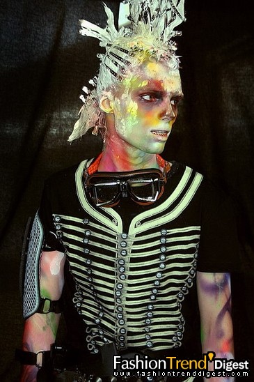 FTD-foto̽ӪJohn Galliano�㳡��̨��սʿ��