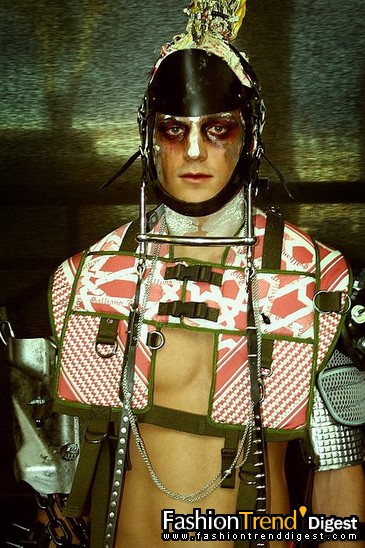 FTD-foto̽ӪJohn Galliano�㳡��̨��սʿ��