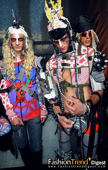 FTD-foto̽ӪJohn Galliano�㳡��̨��սʿ��