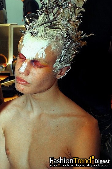 FTD-foto̽ӪJohn Galliano�㳡��̨��սʿ��