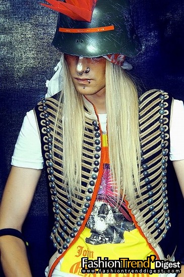 FTD-foto̽ӪJohn Galliano�㳡��̨��սʿ��