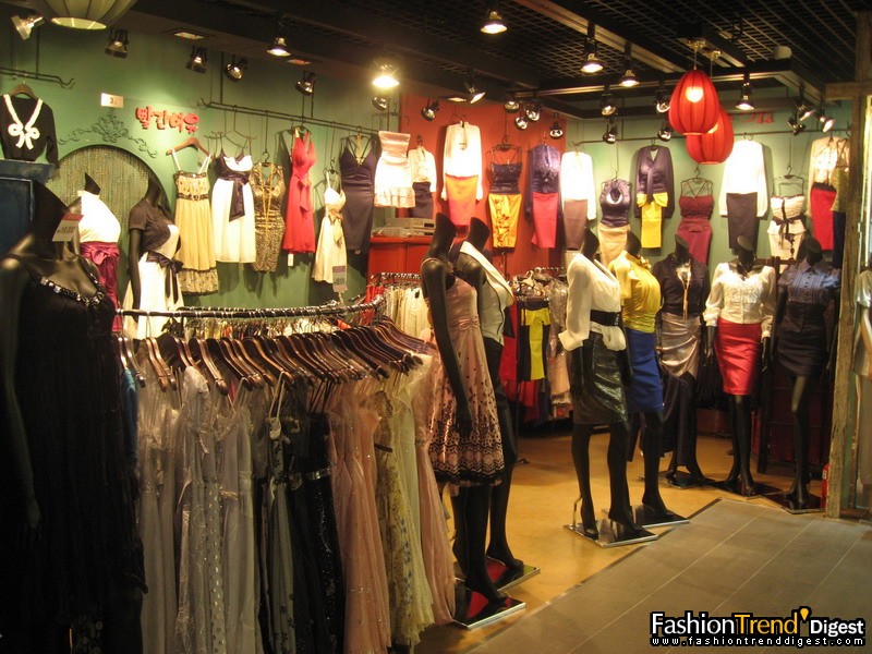 2楼<br>
<br>
每个店铺都精心陈列，不亚于国内百货商店专柜 