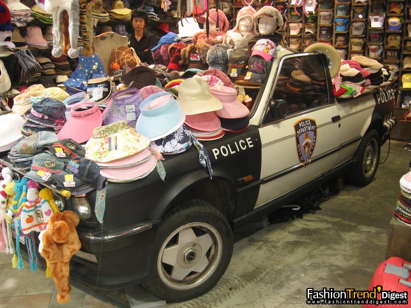 4楼店铺中以这个帽子店铺印象最深刻，这辆警车好像还是宝马的。 