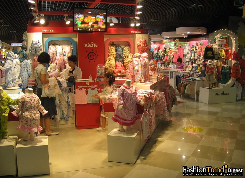 6楼童装区，什么风格都有，简直就是成人装的缩小版，如果年轻的妈妈想为baby做造型，这里应该有的选，一套服装的价格在400-600元左右。 