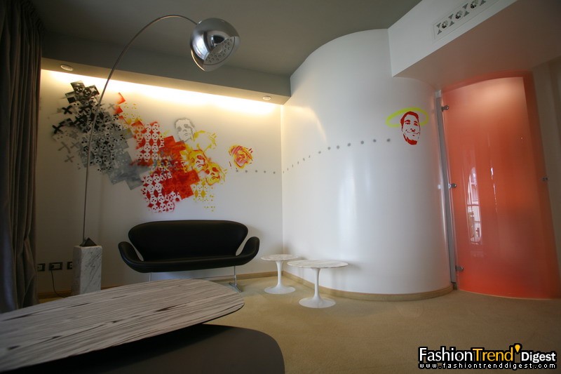 还是极乐世界那个房间，红色卫生间外 