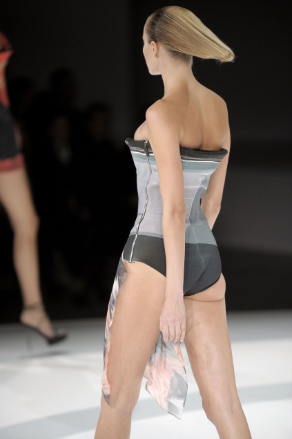 Hussein Chalayan 09���ĸ���ͼƬ